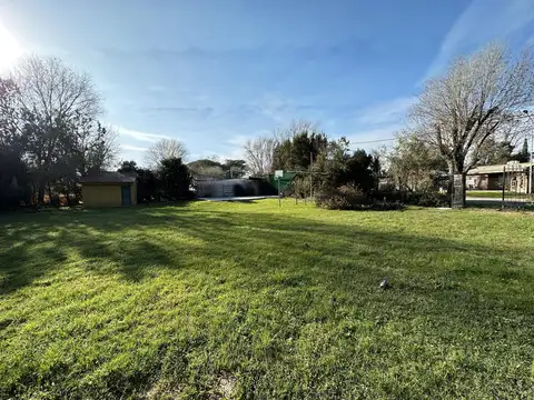 Terreno con pileta y cuartito de guardado 