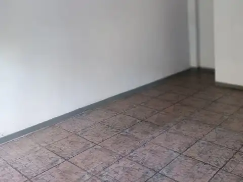 LOCAL EN ALQUILER EN CALLE 11 ENTRE 54 Y 55 CON 32 M2 CON PERCIANA CIEGA BAÑO Y COCINA