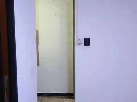 LOCAL EN ALQUILER EN CALLE 11 ENTRE 54 Y 55 CON 32 M2 CON PERCIANA CIEGA BAÑO Y COCINA