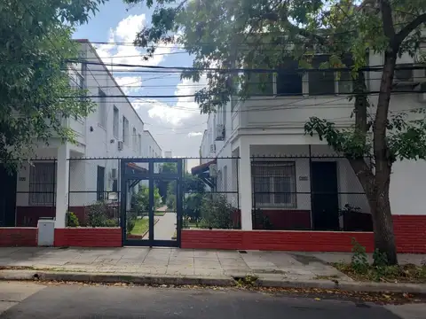 PH DE 3 AMBIENTES EN PLANTA BAJA CON PATIO EN ALQUILER. OLIVOS