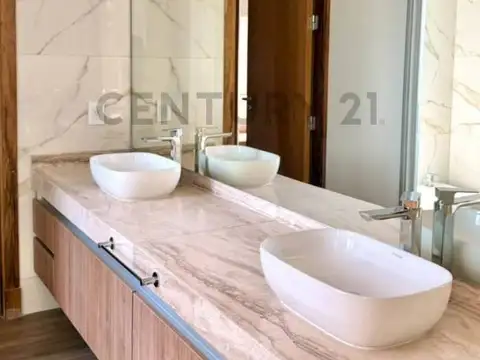 Casa en Alquiler con 2 cocheras