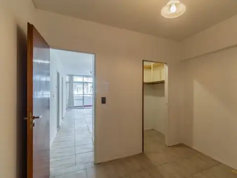 Venta amplio departamento 2 ambientes Flores con gran balcón