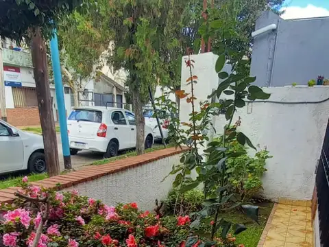 Casa Lote propio Al frente 3 amb + Contrafrente 2 amb, Terraza, Patio y Cochera Semicubierta