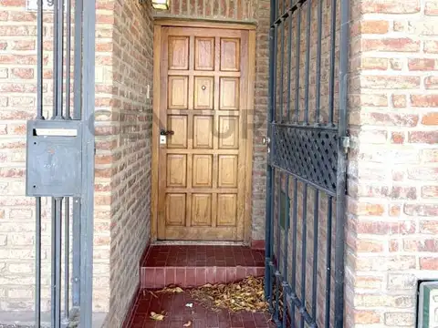 Casa 6 ambientes con 2 baños