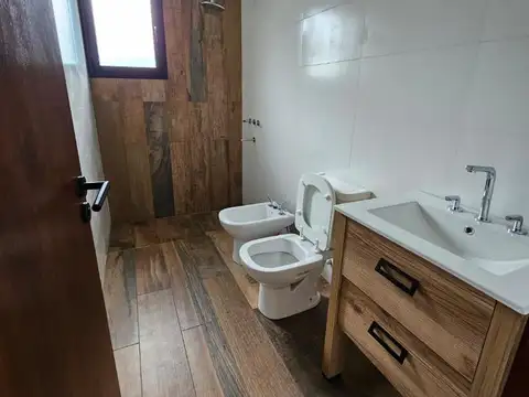 Casa en Alquiler con 2 cocheras