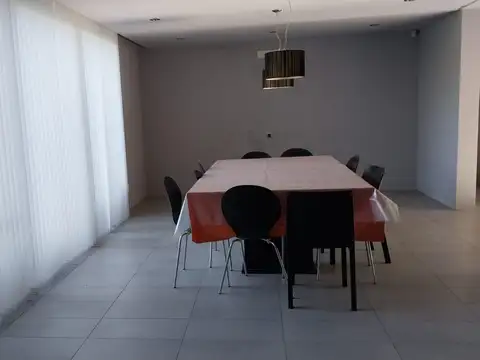 Casa en Venta con 4 cocheras