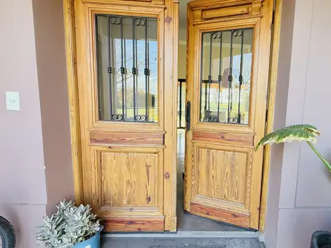 Casa en Alquiler con 3 cocheras