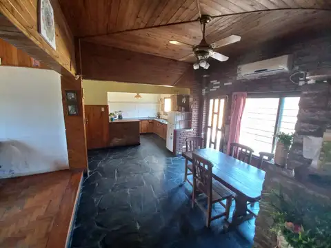 Casa 4 ambientes con 2 baños