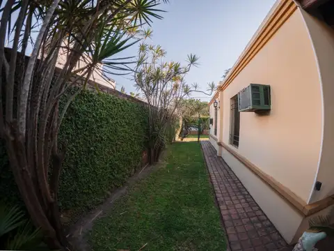 Casa 9 ambientes con 3 baños