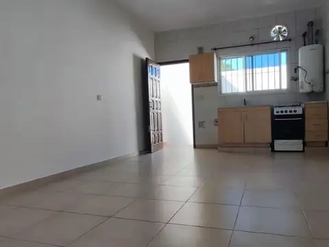2 ambientes en 1er piso por escalera, patio con parrilla