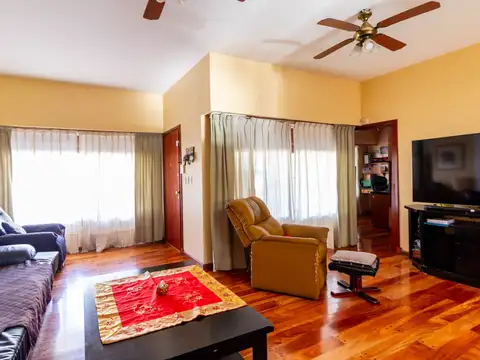 Casa en Venta con 3 cocheras