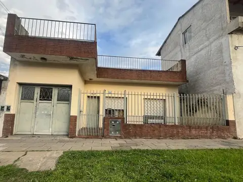 Casa de 3 ambientes con garage y patio en Remedios