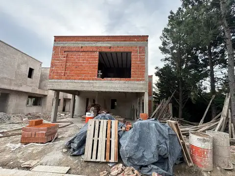 Casa en Venta con 4 cocheras