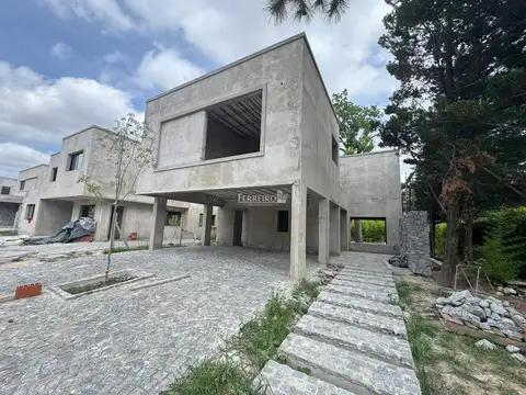 Casa 4 ambientes con 4 baños