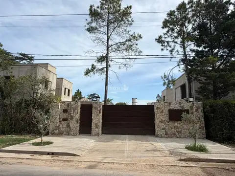 VENTA DE CASA EN BARRIO CERRADO CON PORTÓN, BELLA VISTA