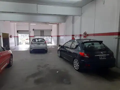 AMPLIO LOCAL EN UBICACIÓN ESTRATEGICA CON ESTUPENDO PISO