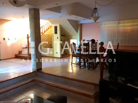 Casa 5 ambientes con 4 baños