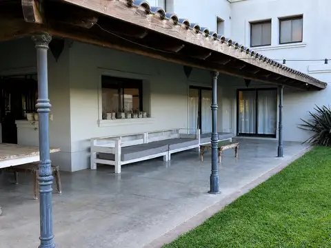 Casa 12 ambientes con 3 baños