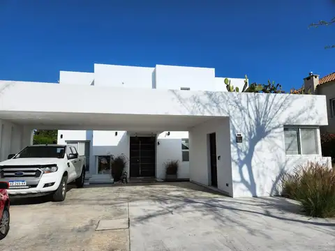 Casa 5 ambientes con 4 baños