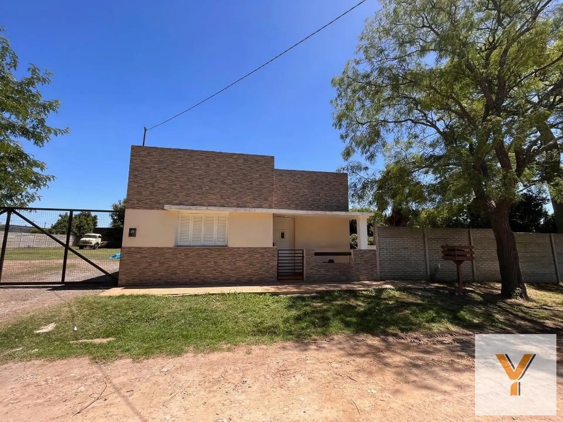 Casa 2 dorm, 200 m² cubiertos + quincho y parrilla — Los Pinos, Balcarce