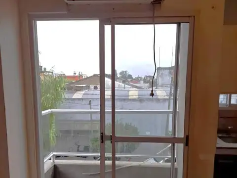 ALQUILER 2 AMBIENTES POR ESCALERA CON BALCON TABLADA