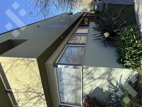 Casa 8 ambientes con 3 baños
