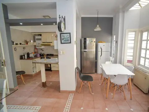 Casa espaciosa sobre Bv Pellgrini!