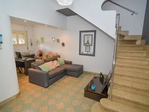 Casa espaciosa sobre Bv Pellgrini!