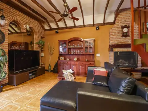 Casa en Venta con 2 cocheras