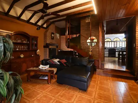 Casa 4 ambientes con 2 baños