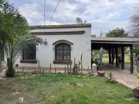 Casa con 2 cabañas y pileta en 6.400 m²