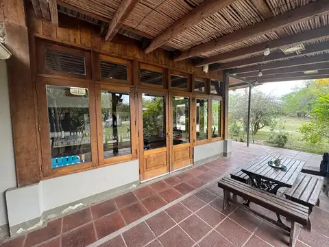 Casa con 2 cabañas y pileta en 6.400 m²