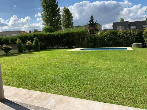 Avenida de los Bosques al 2100