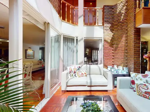 Casa en Venta con 3 cocheras