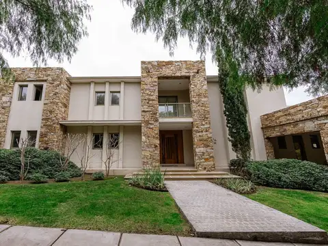 VENTA IMPONENTE CASA DE LUJO EN BARRIO DALVIAN MDZ