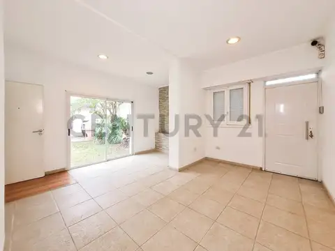 Casa 6 ambientes con 2 baños