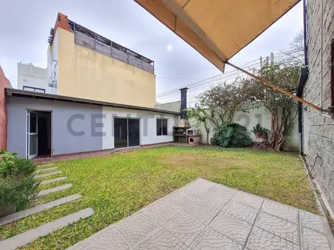 Casa con Local a la venta de 3 dormitorios Los Hornos
