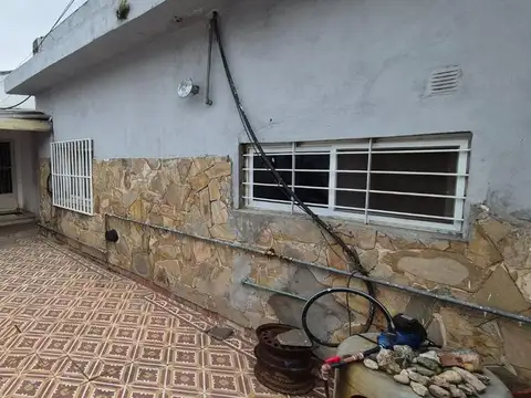 Casa 6 ambientes con 2 baños
