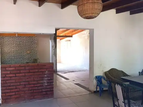 Casa 4 ambientes con 2 baños