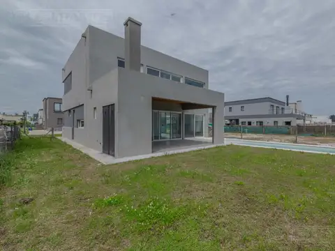 Casa a estrenar, con 3 dormitorios en venta  en Vila Marina II