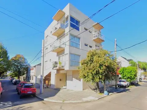 DEPARTAMENTO 2 AMBIENTES EN PLANTA BAJA CON PATIO Y COCHERA