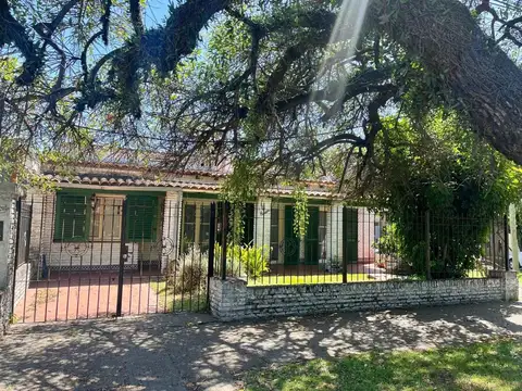 Chalet tradicional sobre dos lotes Avda Sarmiento