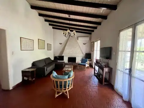 Casa 4 ambientes con 2 baños