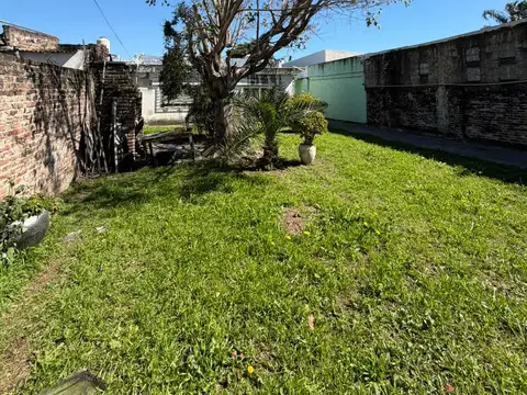 Casa tres ambientes con local en venta