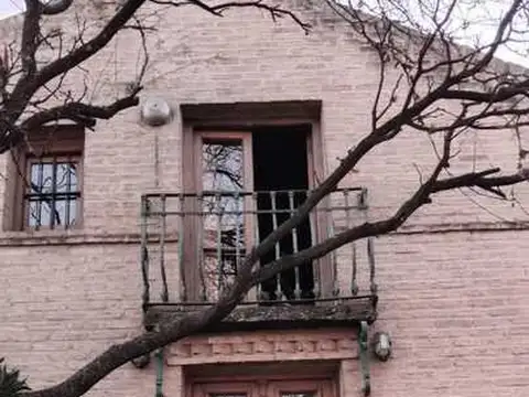 Casa de 5 ambientes con jardín y cochera en Mendiolaza
