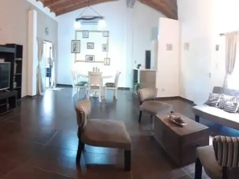 Casa 4 ambientes con 2 baños