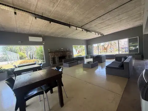 Casa en Alquiler con 3 cocheras