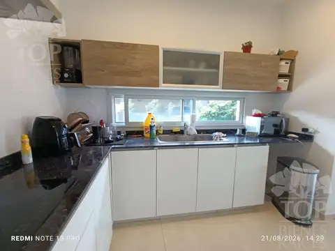 Casa en Alquiler con 2 cocheras