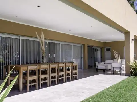Casa en Alquiler en Área 60, USD 1.900