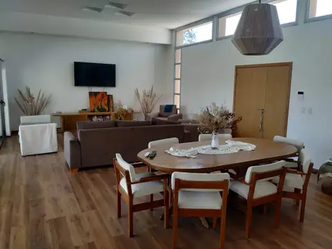 Casa en Alquiler con 3 cocheras